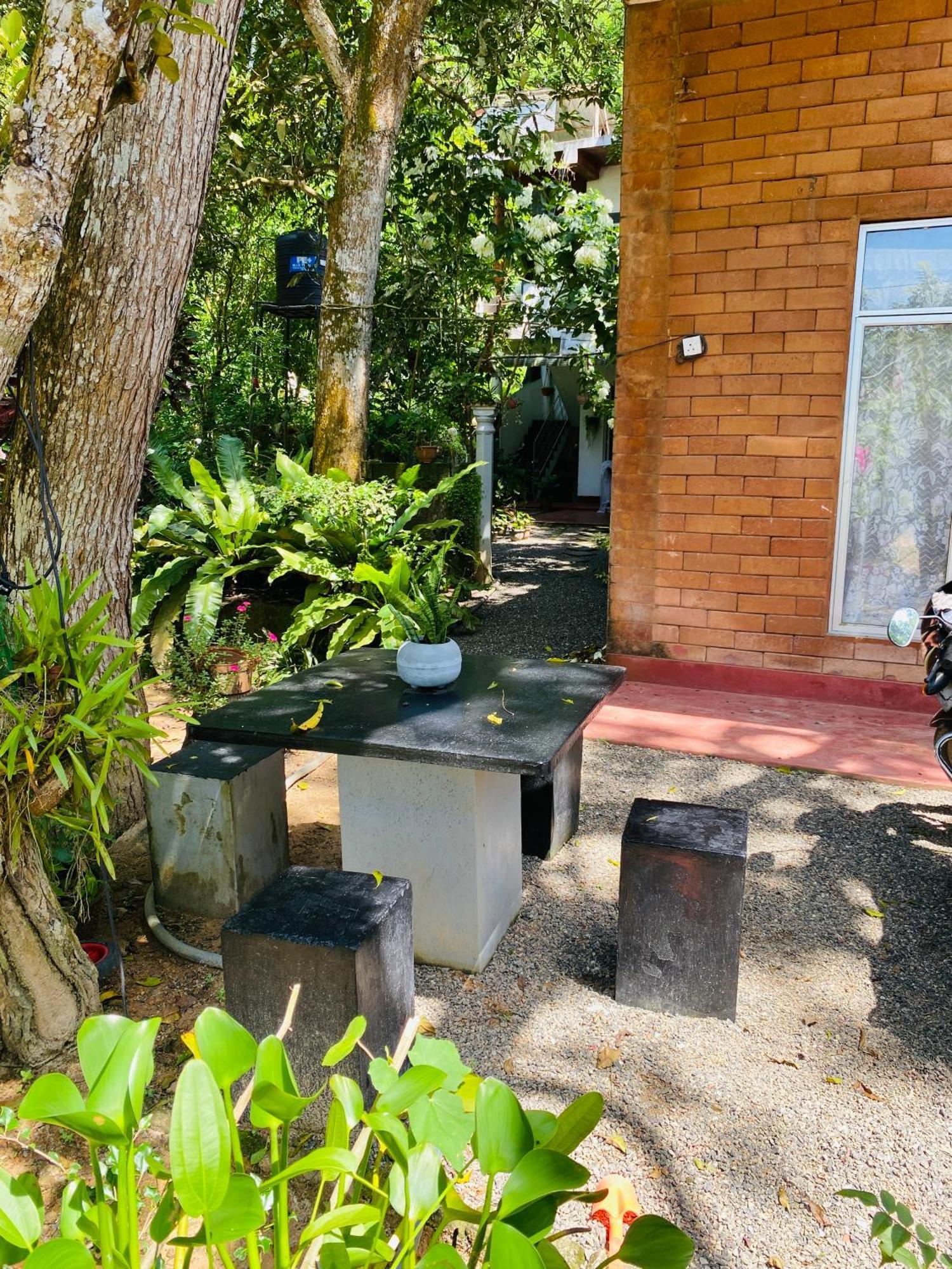 Little Mount Guest House Mirissa Esterno foto