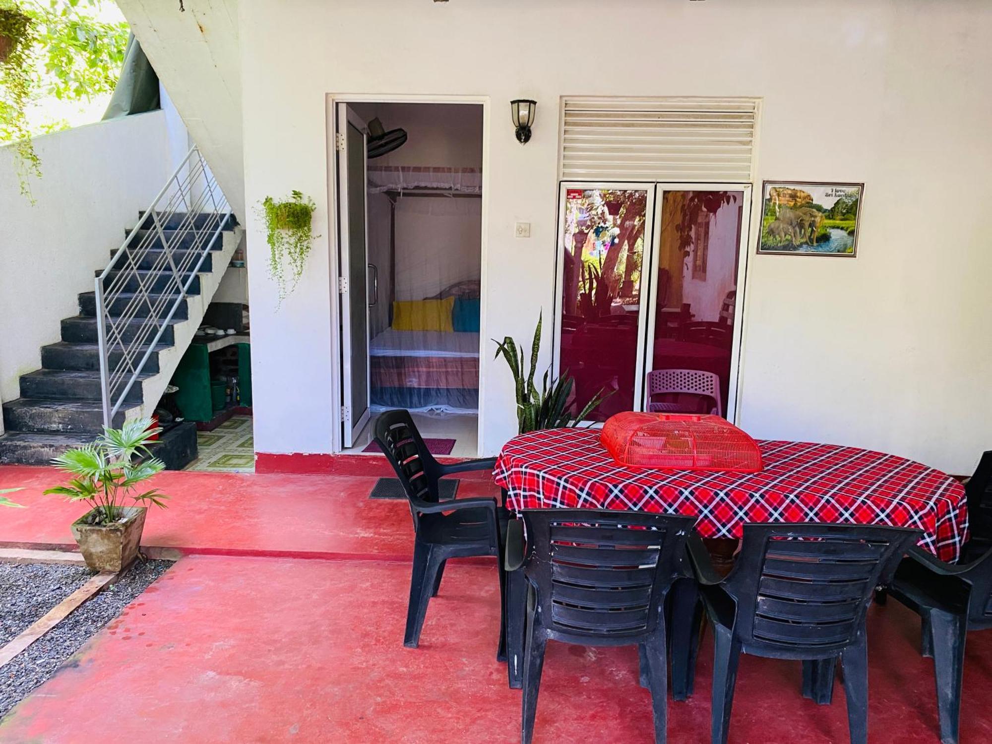 Little Mount Guest House Mirissa Esterno foto